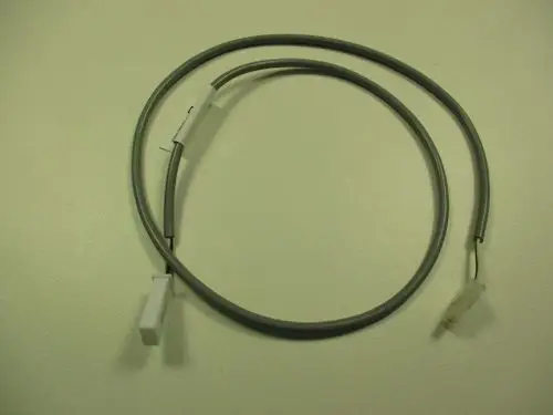 Zwei graue Kabel mit weißen Steckverbindern, möglicherweise für eine PWM-Pumpe, hergestellt von Remeha, auf einem hellen Untergrund.